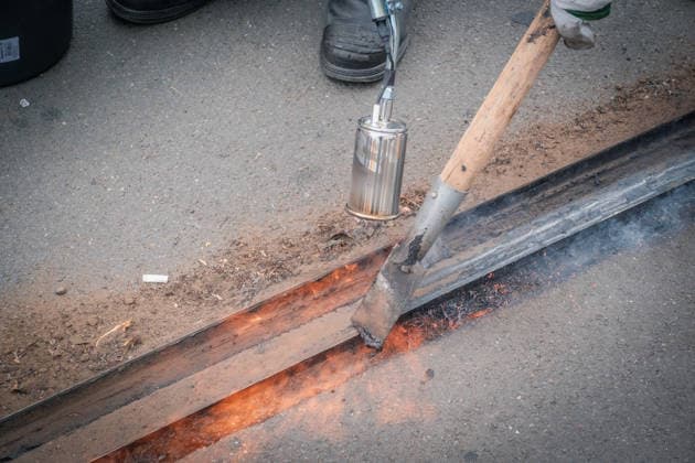 Freiwillige Helfer reinigen gemeinsam mit Mitarbeitenden der Leipziger Verkehrsbetriebe (LVB) Straßenbahngleise an der Leibnizstraße in Leipzig (Sachsen) von geschmolzenem Bitumen. Die Arbeiten sind Teil eines dritten Subbotniks zur Beseitigung der Hitzeschäden am Straßenbahnnetz. Aufnahme vom 4. Juli 2026. Hilfsaktion Leipzig *** Volunteers are working alongside employees of the Leipzig Public Transportation Authority (LVB) to clean melted bitumen from the tram tracks on Leibnizstraße in Leipzig, Saxony. The work is part of a third subbotnik aimed at repairing heat damage to the tram network. Photo taken on July 4, 2026. VolunteerLeipzig Relief Effort