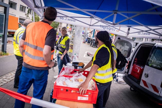 Freiwillige Helfer reinigen gemeinsam mit Mitarbeitenden der Leipziger Verkehrsbetriebe (LVB) Straßenbahngleise an der Leibnizstraße in Leipzig (Sachsen) von geschmolzenem Bitumen. Die Arbeiten sind Teil eines dritten Subbotniks zur Beseitigung der Hitzeschäden am Straßenbahnnetz. Aufnahme vom 4. Juli 2026. Hilfsaktion Leipzig *** Volunteers are working alongside employees of the Leipzig Public Transportation Authority (LVB) to clean melted bitumen from the tram tracks on Leibnizstraße in Leipzig, Saxony. The work is part of a third subbotnik aimed at repairing heat damage to the tram network. Photo taken on July 4, 2026. VolunteerLeipzig Relief Effort