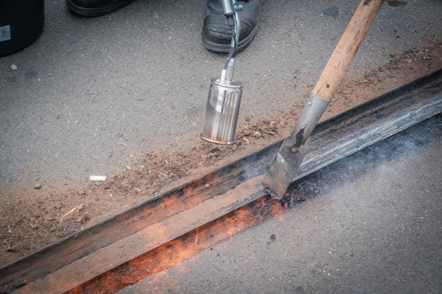 Freiwillige Helfer reinigen gemeinsam mit Mitarbeitenden der Leipziger Verkehrsbetriebe (LVB) Straßenbahngleise an der Leibnizstraße in Leipzig (Sachsen) von geschmolzenem Bitumen. Die Arbeiten sind Teil eines dritten Subbotniks zur Beseitigung der Hitzeschäden am Straßenbahnnetz. Aufnahme vom 4. Juli 2026. Hilfsaktion Leipzig *** Volunteers are working alongside employees of the Leipzig Public Transportation Authority (LVB) to clean melted bitumen off the tram tracks on Leibnizstraße in Leipzig, Saxony. The work is part of a third subbotnik aimed at repairing heat damage to the tram network. Photo taken on July 4, 2026. VolunteerLeipzig Relief Effort
