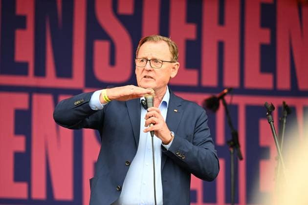 Erfurter AfD Parteitag 2026 ** NUR FÜR REDAKTIONELLE ZWECKE ** EDITORIAL USE ONLY **<p>Erfurt AfD Parteitag 04.07.2026 - Mehrere tausend Teilnehmer bei der DGB Demonstration auf dem Parkplatz der Erfurter Messe nahe des Tagungsort des AfD Parteitags mit Redebeiträgen auf der Bühne des DGB. im Bild: Bodo Ramelox Katrin Göring-Eckardt und Carsten Schneider und Innenminister Georg Maier auf der DGB Kundgebung Messeparkplatz< p> Marco Schmidt Thüringen Germany Erfurt Copyright: MarcoxSchmidt *** 2026 AfD Party Convention in Erfurt ** FOR EDITORIAL PURPOSES ONLY ** EDITORIAL USE ONLY ** p Erfurt AfD Party Convention July 4, 2026 Several thousand participants at the DGB demonstration in the Erfurt Trade Fair parking lot near the venue of the Copyright: MarcoxSchmidt doc86ki7xeh8xe1lklt11uuf ,EDITORIAL USE ONLY