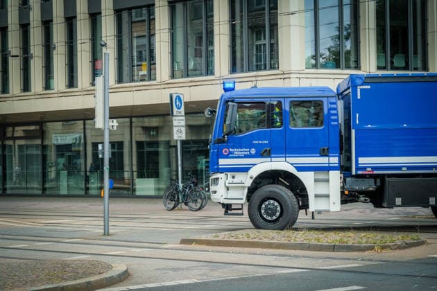 Freiwillige Helfer reinigen gemeinsam mit Mitarbeitenden der Leipziger Verkehrsbetriebe (LVB) Straßenbahngleise an der Leibnizstraße in Leipzig (Sachsen) von geschmolzenem Bitumen. Die Arbeiten sind Teil eines dritten Subbotniks zur Beseitigung der Hitzeschäden am Straßenbahnnetz. Aufnahme vom 4. Juli 2026. Hilfsaktion Leipzig *** Volunteers are working alongside employees of the Leipzig Public Transportation Authority (LVB) to clean melted bitumen from the tram tracks on Leibnizstraße in Leipzig, Saxony. The work is part of a third subbotnik aimed at repairing heat damage to the tram network. Photo taken on July 4, 2026. VolunteerLeipzig Relief Effort