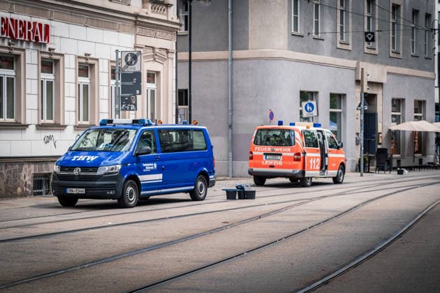 Freiwillige Helfer reinigen gemeinsam mit Mitarbeitenden der Leipziger Verkehrsbetriebe (LVB) Straßenbahngleise an der Leibnizstraße in Leipzig (Sachsen) von geschmolzenem Bitumen. Die Arbeiten sind Teil eines dritten Subbotniks zur Beseitigung der Hitzeschäden am Straßenbahnnetz. Aufnahme vom 4. Juli 2026. Hilfsaktion Leipzig *** Volunteers are working alongside employees of the Leipzig Public Transportation Authority (LVB) to clean melted bitumen from the tram tracks on Leibnizstraße in Leipzig, Saxony. The work is part of a third subbotnik aimed at repairing heat damage to the tram network. Photo taken on July 4, 2026. VolunteerLeipzig Relief Effort