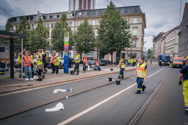 Freiwillige Helfer reinigen gemeinsam mit Mitarbeitenden der Leipziger Verkehrsbetriebe (LVB) Straßenbahngleise an der Leibnizstraße in Leipzig (Sachsen) von geschmolzenem Bitumen. Die Arbeiten sind Teil eines dritten Subbotniks zur Beseitigung der Hitzeschäden am Straßenbahnnetz. Aufnahme vom 4. Juli 2026. Hilfsaktion Leipzig *** Volunteers are working alongside employees of the Leipzig Public Transportation Authority (LVB) to clean melted bitumen from the tram tracks on Leibnizstraße in Leipzig, Saxony. The work is part of a third subbotnik aimed at repairing heat damage to the tram network. Photo taken on July 4, 2026. VolunteerLeipzig Relief Effort