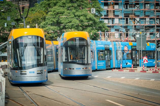 Freiwillige Helfer reinigen gemeinsam mit Mitarbeitenden der Leipziger Verkehrsbetriebe (LVB) Straßenbahngleise an der Leibnizstraße in Leipzig (Sachsen) von geschmolzenem Bitumen. Die Arbeiten sind Teil eines dritten Subbotniks zur Beseitigung der Hitzeschäden am Straßenbahnnetz. Aufnahme vom 4. Juli 2026. Hilfsaktion Leipzig *** Volunteers are working alongside employees of the Leipzig Public Transportation Authority (LVB) to clean melted bitumen from the tram tracks on Leibnizstraße in Leipzig, Saxony. The work is part of a third subbotnik aimed at repairing heat damage to the tram network. Photo taken on July 4, 2026. VolunteerLeipzig Relief Effort