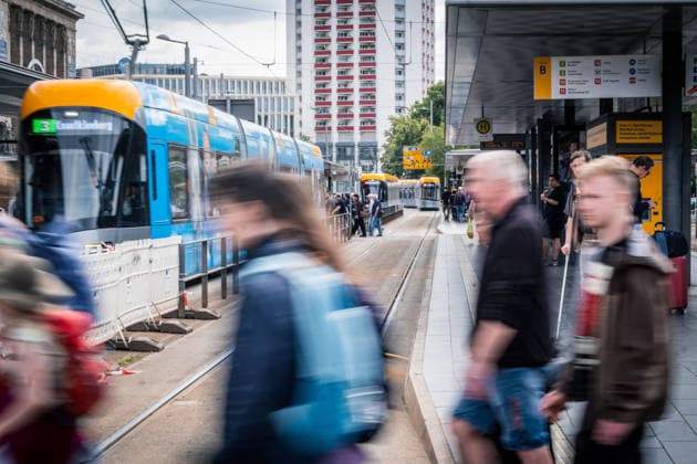 Freiwillige Helfer reinigen gemeinsam mit Mitarbeitenden der Leipziger Verkehrsbetriebe (LVB) Straßenbahngleise an der Leibnizstraße in Leipzig (Sachsen) von geschmolzenem Bitumen. Die Arbeiten sind Teil eines dritten Subbotniks zur Beseitigung der Hitzeschäden am Straßenbahnnetz. Aufnahme vom 4. Juli 2026. Hilfsaktion Leipzig *** Volunteers are working alongside employees of the Leipzig Public Transportation Authority (LVB) to clean melted bitumen from the tram tracks on Leibnizstraße in Leipzig, Saxony. The work is part of a third subbotnik aimed at repairing heat damage to the tram network. Photo taken on July 4, 2026. VolunteerLeipzig Relief Effort