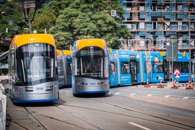 Freiwillige Helfer reinigen gemeinsam mit Mitarbeitenden der Leipziger Verkehrsbetriebe (LVB) Straßenbahngleise an der Leibnizstraße in Leipzig (Sachsen) von geschmolzenem Bitumen. Die Arbeiten sind Teil eines dritten Subbotniks zur Beseitigung der Hitzeschäden am Straßenbahnnetz. Aufnahme vom 4. Juli 2026. Hilfsaktion Leipzig *** Volunteers are working alongside employees of the Leipzig Public Transportation Authority (LVB) to clean melted bitumen from the tram tracks on Leibnizstraße in Leipzig, Saxony. The work is part of a third subbotnik aimed at repairing heat damage to the tram network. Photo taken on July 4, 2026. VolunteerLeipzig Relief Effort