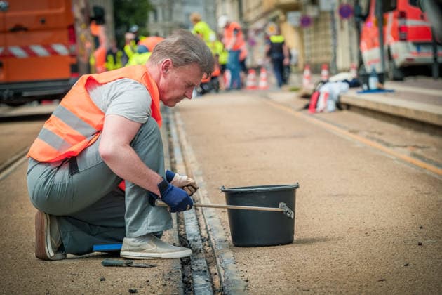 Freiwillige Helfer reinigen gemeinsam mit Mitarbeitenden der Leipziger Verkehrsbetriebe (LVB) Straßenbahngleise an der Leibnizstraße in Leipzig (Sachsen) von geschmolzenem Bitumen. Die Arbeiten sind Teil eines dritten Subbotniks zur Beseitigung der Hitzeschäden am Straßenbahnnetz. Aufnahme vom 4. Juli 2026. Hilfsaktion Leipzig *** Volunteers are working alongside employees of the Leipzig Public Transportation Authority (LVB) to clean melted bitumen off the tram tracks on Leibnizstraße in Leipzig, Saxony. The work is part of a third subbotnik aimed at repairing heat damage to the tram network. Photo taken on July 4, 2026. VolunteerLeipzig Relief Effort