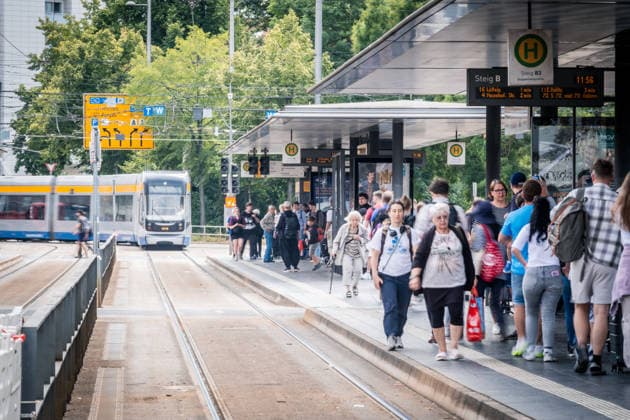 Freiwillige Helfer reinigen gemeinsam mit Mitarbeitenden der Leipziger Verkehrsbetriebe (LVB) Straßenbahngleise an der Leibnizstraße in Leipzig (Sachsen) von geschmolzenem Bitumen. Die Arbeiten sind Teil eines dritten Subbotniks zur Beseitigung der Hitzeschäden am Straßenbahnnetz. Aufnahme vom 4. Juli 2026. Hilfsaktion Leipzig *** Volunteers are working alongside employees of the Leipzig Public Transportation Authority (LVB) to clean melted bitumen off the tram tracks on Leibnizstraße in Leipzig, Saxony. The work is part of a third subbotnik aimed at repairing heat damage to the tram network. Photo taken on July 4, 2026. VolunteerLeipzig Relief Effort