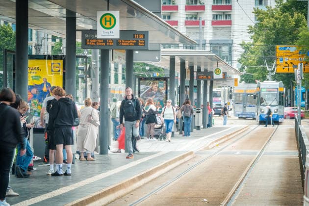 Freiwillige Helfer reinigen gemeinsam mit Mitarbeitenden der Leipziger Verkehrsbetriebe (LVB) Straßenbahngleise an der Leibnizstraße in Leipzig (Sachsen) von geschmolzenem Bitumen. Die Arbeiten sind Teil eines dritten Subbotniks zur Beseitigung der Hitzeschäden am Straßenbahnnetz. Aufnahme vom 4. Juli 2026. Hilfsaktion Leipzig *** Volunteers are working alongside employees of the Leipzig Public Transportation Authority (LVB) to clean melted bitumen off the tram tracks on Leibnizstraße in Leipzig, Saxony. The work is part of a third subbotnik aimed at repairing heat damage to the tram network. Photo taken on July 4, 2026. VolunteerLeipzig Relief Effort