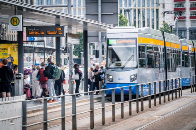 Freiwillige Helfer reinigen gemeinsam mit Mitarbeitenden der Leipziger Verkehrsbetriebe (LVB) Straßenbahngleise an der Leibnizstraße in Leipzig (Sachsen) von geschmolzenem Bitumen. Die Arbeiten sind Teil eines dritten Subbotniks zur Beseitigung der Hitzeschäden am Straßenbahnnetz. Aufnahme vom 4. Juli 2026. Hilfsaktion Leipzig *** Volunteers are working alongside employees of the Leipzig Public Transportation Authority (LVB) to clean melted bitumen off the tram tracks on Leibnizstraße in Leipzig, Saxony. The work is part of a third subbotnik aimed at repairing heat damage to the tram network. Photo taken on July 4, 2026. VolunteerLeipzig Relief Effort