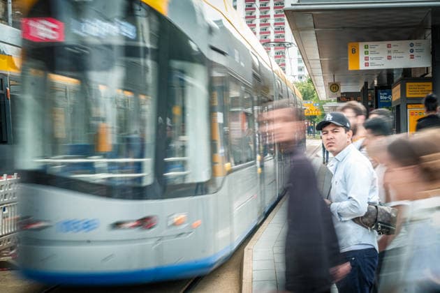 Freiwillige Helfer reinigen gemeinsam mit Mitarbeitenden der Leipziger Verkehrsbetriebe (LVB) Straßenbahngleise an der Leibnizstraße in Leipzig (Sachsen) von geschmolzenem Bitumen. Die Arbeiten sind Teil eines dritten Subbotniks zur Beseitigung der Hitzeschäden am Straßenbahnnetz. Aufnahme vom 4. Juli 2026. Hilfsaktion Leipzig *** Volunteers are working alongside employees of the Leipzig Public Transportation Authority (LVB) to clean melted bitumen off the tram tracks on Leibnizstraße in Leipzig, Saxony. The work is part of a third subbotnik aimed at repairing heat damage to the tram network. Photo taken on July 4, 2026. VolunteerLeipzig Relief Effort