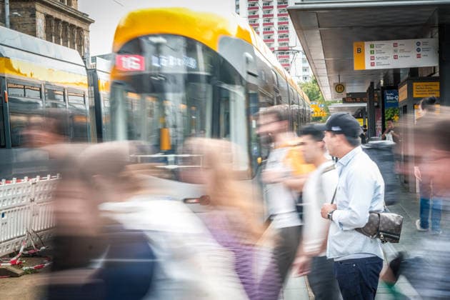 Freiwillige Helfer reinigen gemeinsam mit Mitarbeitenden der Leipziger Verkehrsbetriebe (LVB) Straßenbahngleise an der Leibnizstraße in Leipzig (Sachsen) von geschmolzenem Bitumen. Die Arbeiten sind Teil eines dritten Subbotniks zur Beseitigung der Hitzeschäden am Straßenbahnnetz. Aufnahme vom 4. Juli 2026. Hilfsaktion Leipzig *** Volunteers are working alongside employees of the Leipzig Public Transportation Authority (LVB) to clean melted bitumen off the tram tracks on Leibnizstraße in Leipzig, Saxony. The work is part of a third subbotnik aimed at repairing heat damage to the tram network. Photo taken on July 4, 2026. VolunteerLeipzig Relief Effort