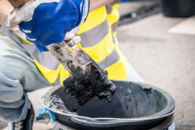 Freiwillige Helfer reinigen gemeinsam mit Mitarbeitenden der Leipziger Verkehrsbetriebe (LVB) Straßenbahngleise an der Leibnizstraße in Leipzig (Sachsen) von geschmolzenem Bitumen. Die Arbeiten sind Teil eines dritten Subbotniks zur Beseitigung der Hitzeschäden am Straßenbahnnetz. Aufnahme vom 4. Juli 2026. Hilfsaktion Leipzig *** Volunteers are working alongside employees of the Leipzig Public Transportation Authority (LVB) to clean melted bitumen from the tram tracks on Leibnizstraße in Leipzig, Saxony. The work is part of a third subbotnik aimed at repairing heat damage to the tram network. Photo taken on July 4, 2026. VolunteerLeipzig Relief Effort