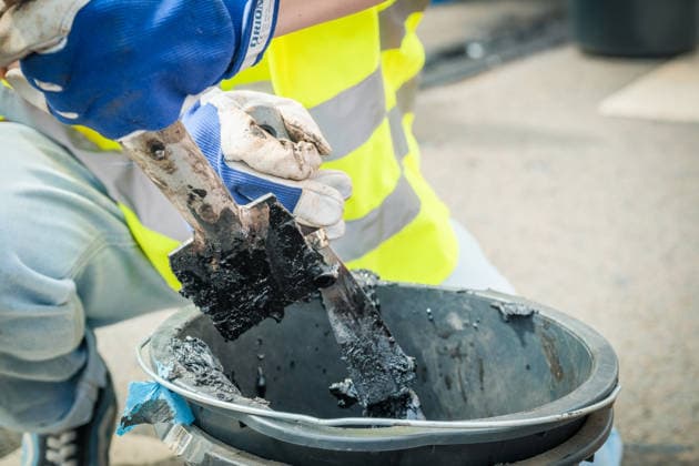 Freiwillige Helfer reinigen gemeinsam mit Mitarbeitenden der Leipziger Verkehrsbetriebe (LVB) Straßenbahngleise an der Leibnizstraße in Leipzig (Sachsen) von geschmolzenem Bitumen. Die Arbeiten sind Teil eines dritten Subbotniks zur Beseitigung der Hitzeschäden am Straßenbahnnetz. Aufnahme vom 4. Juli 2026. Hilfsaktion Leipzig *** Volunteers are working alongside employees of the Leipzig Public Transportation Authority (LVB) to clean melted bitumen from the tram tracks on Leibnizstraße in Leipzig, Saxony. The work is part of a third subbotnik aimed at repairing heat damage to the tram network. Photo taken on July 4, 2026. VolunteerLeipzig Relief Effort