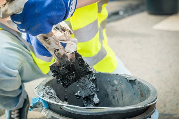 Freiwillige Helfer reinigen gemeinsam mit Mitarbeitenden der Leipziger Verkehrsbetriebe (LVB) Straßenbahngleise an der Leibnizstraße in Leipzig (Sachsen) von geschmolzenem Bitumen. Die Arbeiten sind Teil eines dritten Subbotniks zur Beseitigung der Hitzeschäden am Straßenbahnnetz. Aufnahme vom 4. Juli 2026. Hilfsaktion Leipzig *** Volunteers are working alongside employees of the Leipzig Public Transportation Authority (LVB) to clean melted bitumen from the tram tracks on Leibnizstraße in Leipzig, Saxony. The work is part of a third subbotnik aimed at repairing heat damage to the tram network. Photo taken on July 4, 2026. VolunteerLeipzig Relief Effort