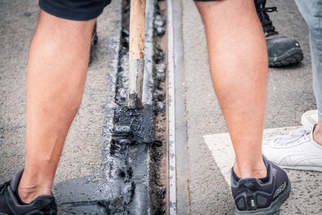 Freiwillige Helfer reinigen gemeinsam mit Mitarbeitenden der Leipziger Verkehrsbetriebe (LVB) Straßenbahngleise an der Leibnizstraße in Leipzig (Sachsen) von geschmolzenem Bitumen. Die Arbeiten sind Teil eines dritten Subbotniks zur Beseitigung der Hitzeschäden am Straßenbahnnetz. Aufnahme vom 4. Juli 2026. Hilfsaktion Leipzig *** Volunteers are working alongside employees of the Leipzig Public Transportation Authority (LVB) to clean melted bitumen from the tram tracks on Leibnizstraße in Leipzig, Saxony. The work is part of a third subbotnik aimed at repairing heat damage to the tram network. Photo taken on July 4, 2026. VolunteerLeipzig Relief Effort