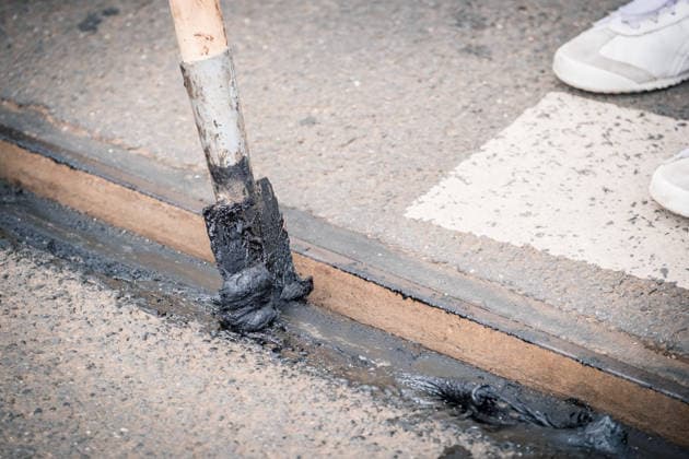 Freiwillige Helfer reinigen gemeinsam mit Mitarbeitenden der Leipziger Verkehrsbetriebe (LVB) Straßenbahngleise an der Leibnizstraße in Leipzig (Sachsen) von geschmolzenem Bitumen. Die Arbeiten sind Teil eines dritten Subbotniks zur Beseitigung der Hitzeschäden am Straßenbahnnetz. Aufnahme vom 4. Juli 2026. Hilfsaktion Leipzig *** Volunteers are working alongside employees of the Leipzig Public Transportation Authority (LVB) to clean melted bitumen from the tram tracks on Leibnizstraße in Leipzig, Saxony. The work is part of a third subbotnik aimed at repairing heat damage to the tram network. Photo taken on July 4, 2026. VolunteerLeipzig Relief Effort