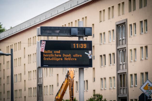 Freiwillige Helfer reinigen gemeinsam mit Mitarbeitenden der Leipziger Verkehrsbetriebe (LVB) Straßenbahngleise an der Leibnizstraße in Leipzig (Sachsen) von geschmolzenem Bitumen. Die Arbeiten sind Teil eines dritten Subbotniks zur Beseitigung der Hitzeschäden am Straßenbahnnetz. Aufnahme vom 4. Juli 2026. Hilfsaktion Leipzig *** Volunteers are working alongside employees of the Leipzig Public Transportation Authority (LVB) to clean melted bitumen from the tram tracks on Leibnizstraße in Leipzig, Saxony. The work is part of a third subbotnik aimed at repairing heat damage to the tram network. Photo taken on July 4, 2026. VolunteerLeipzig Relief Effort