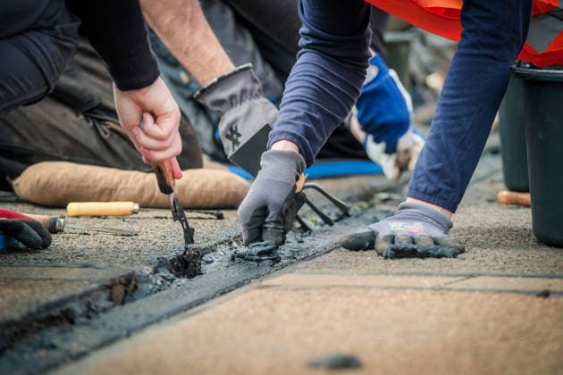 Freiwillige Helfer reinigen gemeinsam mit Mitarbeitenden der Leipziger Verkehrsbetriebe (LVB) Straßenbahngleise an der Leibnizstraße in Leipzig (Sachsen) von geschmolzenem Bitumen. Die Arbeiten sind Teil eines dritten Subbotniks zur Beseitigung der Hitzeschäden am Straßenbahnnetz. Aufnahme vom 4. Juli 2026. Hilfsaktion Leipzig *** Volunteers are working alongside employees of the Leipzig Public Transportation Authority (LVB) to clean melted bitumen from the tram tracks on Leibnizstraße in Leipzig, Saxony. The work is part of a third subbotnik aimed at repairing heat damage to the tram network. Photo taken on July 4, 2026. VolunteerLeipzig Relief Effort