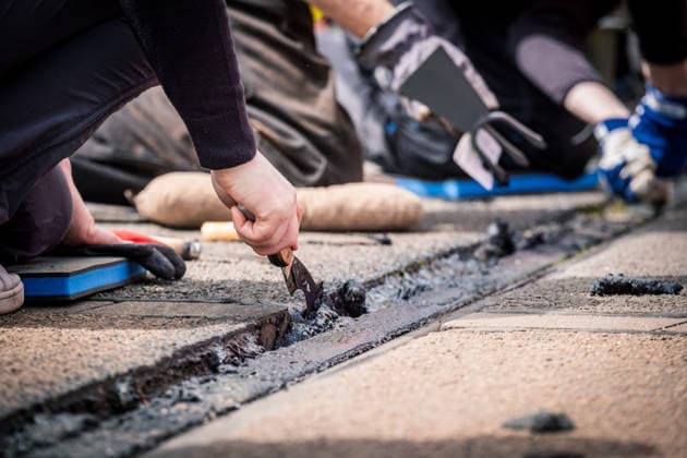 Freiwillige Helfer reinigen gemeinsam mit Mitarbeitenden der Leipziger Verkehrsbetriebe (LVB) Straßenbahngleise an der Leibnizstraße in Leipzig (Sachsen) von geschmolzenem Bitumen. Die Arbeiten sind Teil eines dritten Subbotniks zur Beseitigung der Hitzeschäden am Straßenbahnnetz. Aufnahme vom 4. Juli 2026. Hilfsaktion Leipzig *** Volunteers are working alongside employees of the Leipzig Public Transportation Authority (LVB) to clean melted bitumen from the tram tracks on Leibnizstraße in Leipzig, Saxony. The work is part of a third subbotnik aimed at repairing heat damage to the tram network. Photo taken on July 4, 2026. VolunteerLeipzig Relief Effort