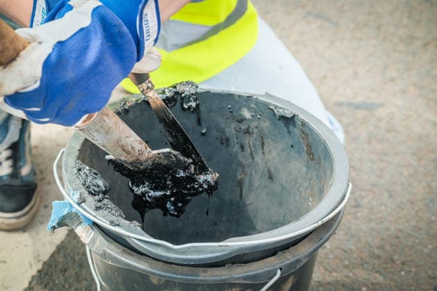 Freiwillige Helfer reinigen gemeinsam mit Mitarbeitenden der Leipziger Verkehrsbetriebe (LVB) Straßenbahngleise an der Leibnizstraße in Leipzig (Sachsen) von geschmolzenem Bitumen. Die Arbeiten sind Teil eines dritten Subbotniks zur Beseitigung der Hitzeschäden am Straßenbahnnetz. Aufnahme vom 4. Juli 2026. Hilfsaktion Leipzig *** Volunteers are working alongside employees of the Leipzig Public Transportation Authority (LVB) to clean melted bitumen from the tram tracks on Leibnizstraße in Leipzig, Saxony. The work is part of a third subbotnik aimed at repairing heat damage to the tram network. Photo taken on July 4, 2026. VolunteerLeipzig Relief Effort