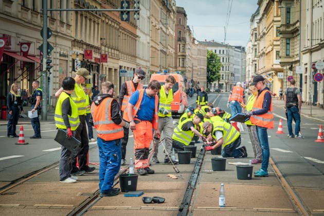 News Themen der Woche KW27 News Bilder des Tages Freiwillige Helfer reinigen gemeinsam mit Mitarbeitenden der Leipziger Verkehrsbetriebe (LVB) Straßenbahngleise an der Leibnizstraße in Leipzig (Sachsen) von geschmolzenem Bitumen. Die Arbeiten sind Teil eines dritten Subbotniks zur Beseitigung der Hitzeschäden am Straßenbahnnetz. Aufnahme vom 4. Juli 2026. Hilfsaktion Leipzig *** Volunteers are working alongside employees of the Leipzig Public Transportation Authority (LVB) to clean melted bitumen from the tram tracks on Leibnizstraße in Leipzig, Saxony. The work is part of a third subbotnik aimed at repairing heat damage to the tram network. Photo taken on July 4, 2026. VolunteerLeipzig Relief Effort