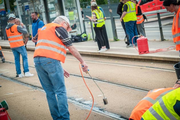 Freiwillige Helfer reinigen gemeinsam mit Mitarbeitenden der Leipziger Verkehrsbetriebe (LVB) Straßenbahngleise an der Leibnizstraße in Leipzig (Sachsen) von geschmolzenem Bitumen. Die Arbeiten sind Teil eines dritten Subbotniks zur Beseitigung der Hitzeschäden am Straßenbahnnetz. Aufnahme vom 4. Juli 2026. Hilfsaktion Leipzig *** Volunteers are working alongside employees of the Leipzig Public Transportation Authority (LVB) to clean melted bitumen from the tram tracks on Leibnizstraße in Leipzig, Saxony. The work is part of a third subbotnik aimed at repairing heat damage to the tram network. Photo taken on July 4, 2026. VolunteerLeipzig Relief Effort