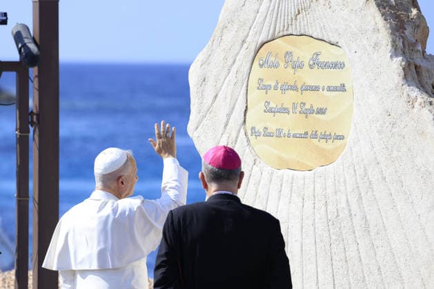 Pope Leo XIV visits the Southern Italian island of Lampedusa LAMPEDUSA, ITALY - JULY 04: Pope Leo XIV blesses a plaque at the Molo Favaloro pier, which dedicates the pier to his predecessor Pope Francis, in Lampedusa, Italy, on July 04, 2026. Riccardo De Luca Anadolu Lampedusa Italy. Editorial use only. Please get in touch for any other usage.  Copyright: x2026xAnadoluxRiccardoxDexLucax