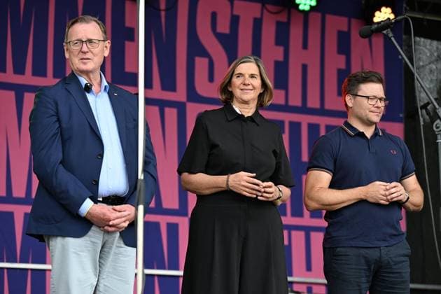 Erfurter AfD Parteitag 2026 ** NUR FÜR REDAKTIONELLE ZWECKE ** EDITORIAL USE ONLY **<p>Erfurt AfD Parteitag 04.07.2026 - Mehrere tausend Teilnehmer bei der DGB Demonstration auf dem Parkplatz der Erfurter Messe nahe des Tagungsort des AfD Parteitags mit Redebeiträgen auf der Bühne des DGB. im Bild: Bodo Ramelox Katrin Göring-Eckardt und Carsten Schneider und Innenminister Georg Maier auf der DGB Kundgebung Messeparkplatz< p> Marco Schmidt Thüringen Germany Erfurt Copyright: MarcoxSchmidt *** 2026 AfD Party Convention in Erfurt ** FOR EDITORIAL PURPOSES ONLY ** EDITORIAL USE ONLY ** p Erfurt AfD Party Convention July 4, 2026 Several thousand participants at the DGB demonstration in the Erfurt Trade Fair parking lot near the venue of the Copyright: MarcoxSchmidt doc86kiga33oae1hgbtehnj ,EDITORIAL USE ONLY