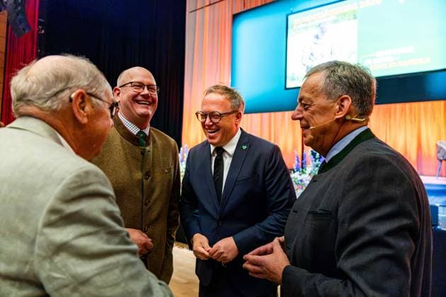 04.07.2026, GER, News Politik Aktuelles Veranstaltung, Mario Voigt beuscht den Bundesjägertag 2026 Jagd hat Zukunft - wenn Politik entschlossen handelt Mario Voigt beuscht den Bundesjägertag 2026 Jagd hat Zukunft - wenn Politik entschlossen handelt. Vor rund 400 Gästen übernahm die Moderation Marie Hofmann und stellte unter anderen Andre Knapp (CDU, Bürgermeister Suhl), PSt Christoph de Vries, MdB Bundesminister Aois Rainer , Präsident DJV Helmut Dammann-Tamke sowie die Präsidenten innen der Landesjägerverbände vor. Neben einigen Grussworten und einer Talkrunde gemeinsam mit Mario Voigt gab es auch von Friedrich Merz (Bundeskanzler) eine Videobotschaft. 98527 Suhl Congress Centrum Suhl CCS Thüringen Deutschland *