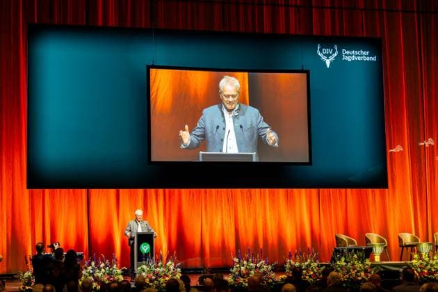 04.07.2026, GER, News Politik Aktuelles Veranstaltung, Mario Voigt beuscht den Bundesjägertag 2026 Jagd hat Zukunft - wenn Politik entschlossen handelt Mario Voigt beuscht den Bundesjägertag 2026 Jagd hat Zukunft - wenn Politik entschlossen handelt. Vor rund 400 Gästen übernahm die Moderation Marie Hofmann und stellte unter anderen Andre Knapp (CDU, Bürgermeister Suhl), PSt Christoph de Vries, MdB Bundesminister Aois Rainer , Präsident DJV Helmut Dammann-Tamke sowie die Präsidenten innen der Landesjägerverbände vor. Neben einigen Grussworten und einer Talkrunde gemeinsam mit Mario Voigt gab es auch von Friedrich Merz (Bundeskanzler) eine Videobotschaft. 98527 Suhl Congress Centrum Suhl CCS Thüringen Deutschland *