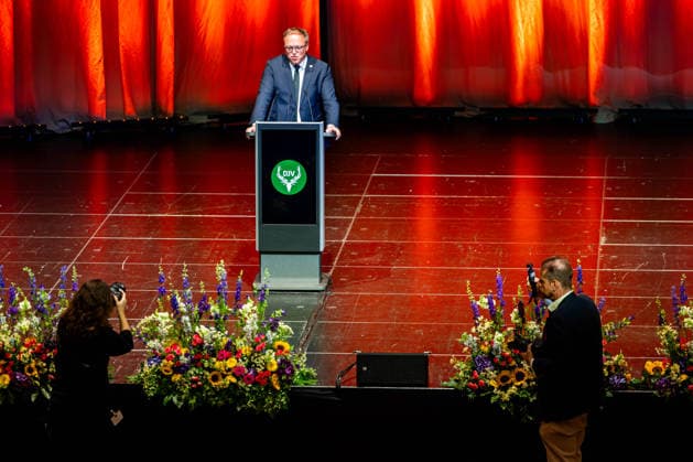 04.07.2026, GER, News Politik Aktuelles Veranstaltung, Mario Voigt beuscht den Bundesjägertag 2026 Jagd hat Zukunft - wenn Politik entschlossen handelt Mario Voigt beuscht den Bundesjägertag 2026 Jagd hat Zukunft - wenn Politik entschlossen handelt. Vor rund 400 Gästen übernahm die Moderation Marie Hofmann und stellte unter anderen Andre Knapp (CDU, Bürgermeister Suhl), PSt Christoph de Vries, MdB Bundesminister Aois Rainer , Präsident DJV Helmut Dammann-Tamke sowie die Präsidenten innen der Landesjägerverbände vor. Neben einigen Grussworten und einer Talkrunde gemeinsam mit Mario Voigt gab es auch von Friedrich Merz (Bundeskanzler) eine Videobotschaft. 98527 Suhl Congress Centrum Suhl CCS Thüringen Deutschland *