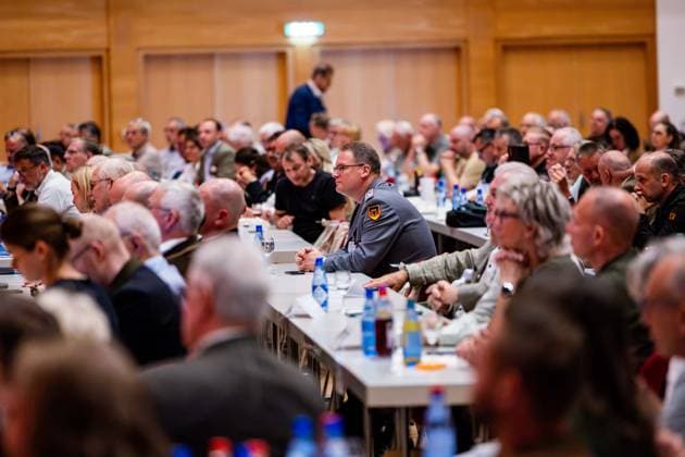 04.07.2026, GER, News Politik Aktuelles Veranstaltung, Mario Voigt beuscht den Bundesjägertag 2026 Jagd hat Zukunft - wenn Politik entschlossen handelt Mario Voigt beuscht den Bundesjägertag 2026 Jagd hat Zukunft - wenn Politik entschlossen handelt. Vor rund 400 Gästen übernahm die Moderation Marie Hofmann und stellte unter anderen Andre Knapp (CDU, Bürgermeister Suhl), PSt Christoph de Vries, MdB Bundesminister Aois Rainer , Präsident DJV Helmut Dammann-Tamke sowie die Präsidenten innen der Landesjägerverbände vor. Neben einigen Grussworten und einer Talkrunde gemeinsam mit Mario Voigt gab es auch von Friedrich Merz (Bundeskanzler) eine Videobotschaft. 98527 Suhl Congress Centrum Suhl CCS Thüringen Deutschland *