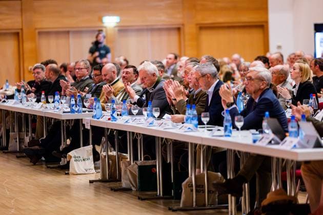 04.07.2026, GER, News Politik Aktuelles Veranstaltung, Mario Voigt beuscht den Bundesjägertag 2026 Jagd hat Zukunft - wenn Politik entschlossen handelt Mario Voigt beuscht den Bundesjägertag 2026 Jagd hat Zukunft - wenn Politik entschlossen handelt. Vor rund 400 Gästen übernahm die Moderation Marie Hofmann und stellte unter anderen Andre Knapp (CDU, Bürgermeister Suhl), PSt Christoph de Vries, MdB Bundesminister Aois Rainer , Präsident DJV Helmut Dammann-Tamke sowie die Präsidenten innen der Landesjägerverbände vor. Neben einigen Grussworten und einer Talkrunde gemeinsam mit Mario Voigt gab es auch von Friedrich Merz (Bundeskanzler) eine Videobotschaft. 98527 Suhl Congress Centrum Suhl CCS Thüringen Deutschland *