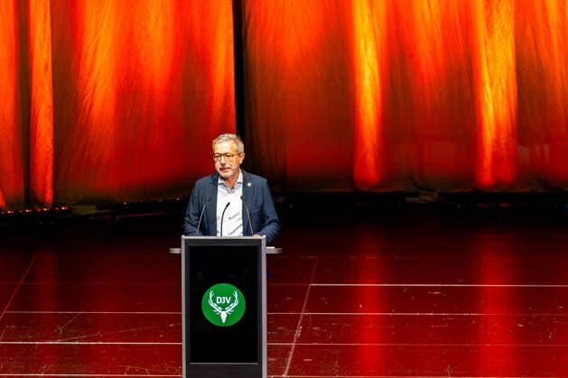 04.07.2026, GER, News Politik Aktuelles Veranstaltung, Mario Voigt beuscht den Bundesjägertag 2026 Jagd hat Zukunft - wenn Politik entschlossen handelt Mario Voigt beuscht den Bundesjägertag 2026 Jagd hat Zukunft - wenn Politik entschlossen handelt. Vor rund 400 Gästen übernahm die Moderation Marie Hofmann und stellte unter anderen Andre Knapp (CDU, Bürgermeister Suhl), PSt Christoph de Vries, MdB Bundesminister Aois Rainer , Präsident DJV Helmut Dammann-Tamke sowie die Präsidenten innen der Landesjägerverbände vor. Neben einigen Grussworten und einer Talkrunde gemeinsam mit Mario Voigt gab es auch von Friedrich Merz (Bundeskanzler) eine Videobotschaft. 98527 Suhl Congress Centrum Suhl CCS Thüringen Deutschland *