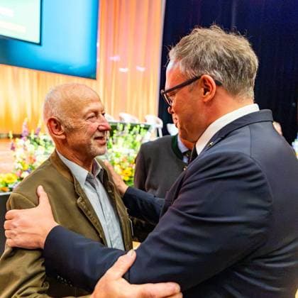 04.07.2026, GER, News Politik Aktuelles Veranstaltung, Mario Voigt beuscht den Bundesjägertag 2026 Jagd hat Zukunft - wenn Politik entschlossen handelt Mario Voigt beuscht den Bundesjägertag 2026 Jagd hat Zukunft - wenn Politik entschlossen handelt. Vor rund 400 Gästen übernahm die Moderation Marie Hofmann und stellte unter anderen Andre Knapp (CDU, Bürgermeister Suhl), PSt Christoph de Vries, MdB Bundesminister Aois Rainer , Präsident DJV Helmut Dammann-Tamke sowie die Präsidenten innen der Landesjägerverbände vor. Neben einigen Grussworten und einer Talkrunde gemeinsam mit Mario Voigt gab es auch von Friedrich Merz (Bundeskanzler) eine Videobotschaft. 98527 Suhl Congress Centrum Suhl CCS Thüringen Deutschland *