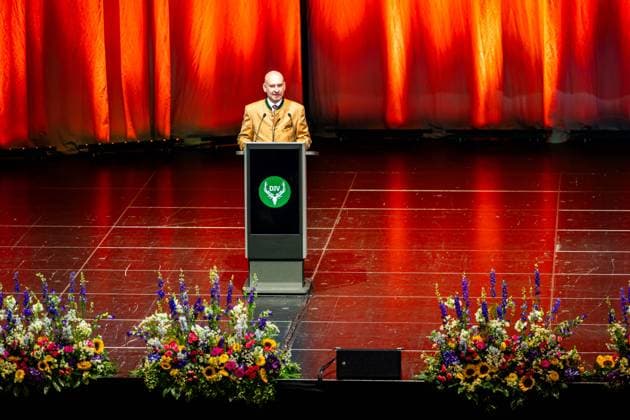04.07.2026, GER, News Politik Aktuelles Veranstaltung, Mario Voigt beuscht den Bundesjägertag 2026 Jagd hat Zukunft - wenn Politik entschlossen handelt Mario Voigt beuscht den Bundesjägertag 2026 Jagd hat Zukunft - wenn Politik entschlossen handelt. Vor rund 400 Gästen übernahm die Moderation Marie Hofmann und stellte unter anderen Andre Knapp (CDU, Bürgermeister Suhl), PSt Christoph de Vries, MdB Bundesminister Aois Rainer , Präsident DJV Helmut Dammann-Tamke sowie die Präsidenten innen der Landesjägerverbände vor. Neben einigen Grussworten und einer Talkrunde gemeinsam mit Mario Voigt gab es auch von Friedrich Merz (Bundeskanzler) eine Videobotschaft. 98527 Suhl Congress Centrum Suhl CCS Thüringen Deutschland *