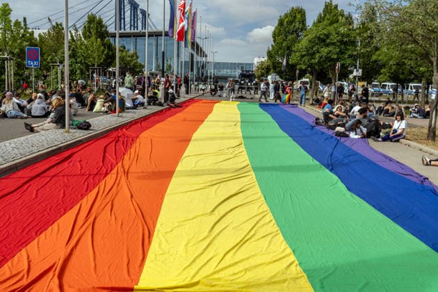 Regenbogenflaggen bei Hauptkundgebung gegen den AfD-Bundesparteitag an diesem Wochenende, Kundgebung des DGB und des Bündnisses Zusammenstehen, Zehntausende protestieren an der Messe Erfurt, wo der AfD Parteitag stattfindet, Erfurt, 4. Juli 2026 Deutschland, Erfurt, 4. Juli 2026, Regenbogenflaggen bei der Hauptkundgebung gegen den AfD-Bundesparteitag auf dem Erfurter Messegelände, Kundgebung organisiert vom DGB und dem Bündnis Zusammenstehen, Zehntausende protestieren an der Messe Erfurt, wo der AfD Parteitag stattfindet, Protestbewegung, Politik, Thüringen *** Rainbow flags at the main rally against the AfD national party convention this weekend; rally organized by the DGB and the Zusammenstehen alliance; tens of thousands protest