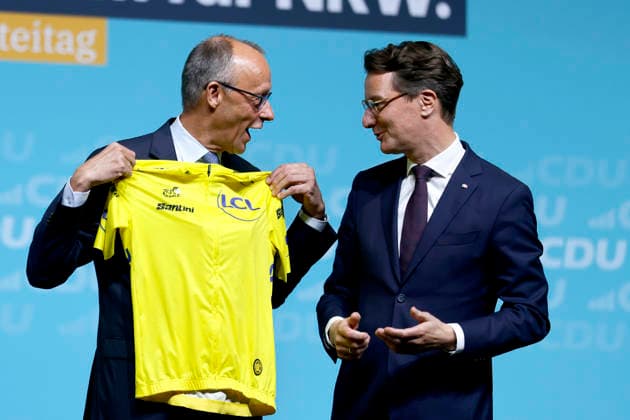 Bundeskanzler Friedrich Merz (CDU) erhält von NRW-Ministerpräsident Hendrik Wüst (CDU) ein gelbes Trikot (wie man es bei der Tour de France trägt) auf dem Landesparteitag der CDU NRW im Maritim Hotel Düsseldorf. Düsseldorf, 04.07.2026 NRW Deutschland *** Federal Chancellor Friedrich Merz (CDU) receives a yellow jersey—like the one worn in the Tour de France—from North Rhine-Westphalia Minister President Hendrik Wüst (CDU) at the CDU North Rhine-Westphalia state party convention at the Maritim Hotel in Düsseldorf, Düsseldorf, July 4, 2026, North Rhine-Westphalia, Germany Copyright: xChristophxHardtx
