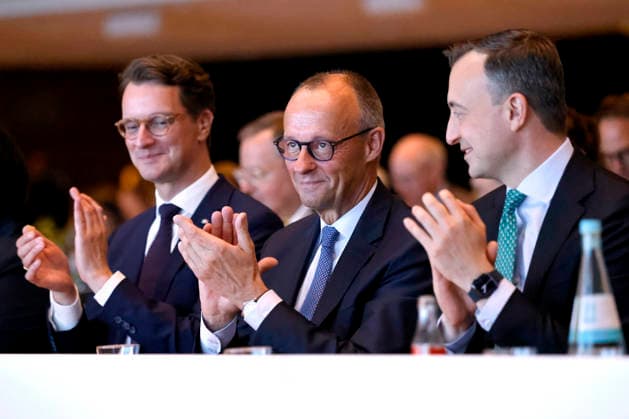 News Themen der Woche KW27 News Bilder des Tages NRW-Ministerpräsident Hendrik Wüst (CDU), Bundeskanzler Friedrich Merz (CDU) und Politiker Paul Ziemiak (CDU) auf dem Landesparteitag der CDU NRW im Maritim Hotel Düsseldorf. Düsseldorf, 04.07.2026 NRW Deutschland *** NRW Minister-President Hendrik Wüst (CDU), Federal Chancellor Friedrich Merz (CDU), and politician Paul Ziemiak (CDU) at the CDU NRW state party convention at the Maritim Hotel in Düsseldorf, Düsseldorf, July 4, 2026, NRW, Germany Copyright: xChristophxHardtx