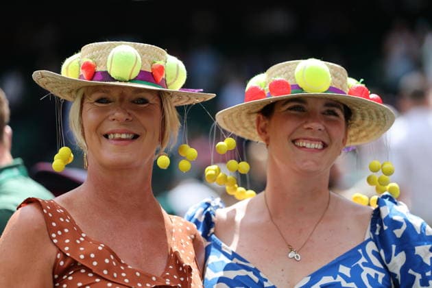 Entertainment Bilder des Tages . 04 07 2026. London, United Kingdom. Two tennis fans on the Centre Court on day six of the Wimbledon Tennis Championships in London.  xStephenxLockx xi-Imagesx IIM-26882-0027