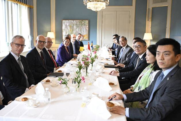 STOCKHOLM, SVERIGE 20260704 Statsminister Ulf Kristersson (M) och utrikesminister Maria Malmer Stenergard (M) tar emot Kinas utrikesminister Wang Yi. STOCKHOLM SVERIGE x10070x *** STOCKHOLM, SWEDEN July 4, 2026 Prime Minister Ulf Kristersson (M) and Foreign Minister Maria Malmer Stenergard (M) welcome Chinese Foreign Minister Wang Yi STOCKHOLM, SWEDEN x10070x  Copyright: xJessicaxGow TTx KINAS UTRIKESMINISTER WANG YI I STOCKHOLM tosNLIpiXpo