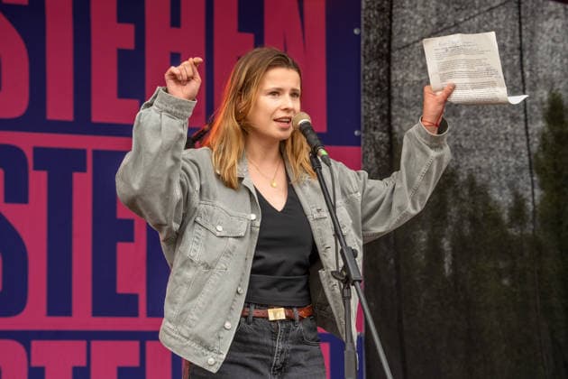 Luisa Neubauer, Klimaaktivistin, Rede bei Hauptkundgebung gegen den AfD-Bundesparteitag an diesem Wochenende, Kundgebung des DGB und des Bündnisses Zusammenstehen, Erfurt, 4. Juli 2026 Deutschland, Erfurt, 4. Juli 2026, Luisa Neubauer, Klimaaktivistin, Rede bei Hauptkundgebung gegen den AfD-Bundesparteitag auf dem Erfurter Messegelände, Kundgebung organisiert vom DGB und dem Bündnis Zusammenstehen, Zehntausende protestieren an der Messe Erfurt, wo der AfD Parteitag stattfindet, Protestbewegung, Politik, Thüringen *** Luisa Neubauer, climate activist, speech at the main rally against the AfD national party convention this weekend, rally organized by the DGB and the Zusammenstehen alliance, Erfurt, July 4, 2026, Germany, Erfurt, July