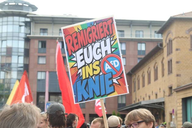 Demonstration gegen den Bundesparteitag der AfD in Erfurt. Erfurt, 04.07.2026. An diesem Wochenende findet in Erfurt eine der größten Demonstrationen des Jahres statt, bei der zehntausende Menschen gegen den zeitgleich stattfindenden AfD-Bundesparteitag auf die Straße gehen. Unter den zahlreichen Demonstrierenden und Rednern des breiten zivilgesellschaftlichen Bündnisses befinden sich namhafte Spitzenpolitiker aus der Bundes- und Landespolitik, die ein starkes Zeichen für Demokratie und Vielfalt setzen. *** Demonstration Against the AfD National Party Convention in Erfurt Erfurt, July 4, 2026 This weekend, one of the largest demonstrations of the year is taking place in Erfurt, with tens of thousands of people taking to the street Copyright: xAgenturxMatthiasxWehnertx xM.xGränzdörferx