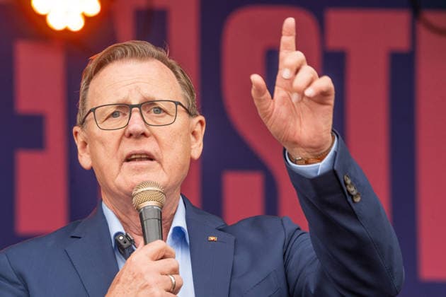 Bodo Ramelow, Die Linke, Ex-Ministerpräsident Thüringen, Rede bei Hauptkundgebung gegen den AfD-Bundesparteitag an diesem Wochenende, Kundgebung des DGB und des Bündnisses Zusammenstehen, Erfurt, 4. Juli 2026 Deutschland, Erfurt, 4. Juli 2026, Bodo Ramelow, Die Linke, Ex-Ministerpräsident Thüringen, Rede bei Hauptkundgebung gegen den AfD-Bundesparteitag auf dem Erfurter Messegelände, Kundgebung organisiert vom DGB und dem Bündnis Zusammenstehen, Zehntausende protestieren an der Messe Erfurt, wo der AfD Parteitag stattfindet, Protestbewegung, Politik, Thüringen *** Bodo Ramelow, The Left, former Minister-President of Thuringia, speech at the main rally against the AfD national party convention this weekend, rally organized by the D