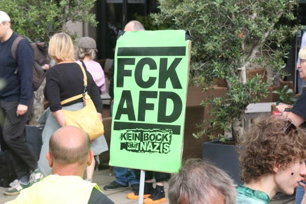 Demonstration gegen den Bundesparteitag der AfD in Erfurt. Erfurt, 04.07.2026. An diesem Wochenende findet in Erfurt eine der größten Demonstrationen des Jahres statt, bei der zehntausende Menschen gegen den zeitgleich stattfindenden AfD-Bundesparteitag auf die Straße gehen. Unter den zahlreichen Demonstrierenden und Rednern des breiten zivilgesellschaftlichen Bündnisses befinden sich namhafte Spitzenpolitiker aus der Bundes- und Landespolitik, die ein starkes Zeichen für Demokratie und Vielfalt setzen. *** Demonstration Against the AfD National Party Convention in Erfurt Erfurt, July 4, 2026 This weekend, one of the largest demonstrations of the year is taking place in Erfurt, with tens of thousands of people taking to the street Copyright: xAgenturxMatthiasxWehnertx xM.xGränzdörferx