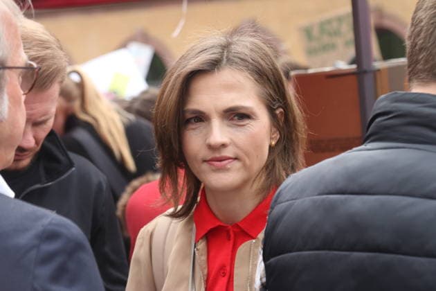 Elisabeth Kaiser bei der Demonstration gegen den Bundesparteitag der AfD in Erfurt. Erfurt, 04.07.2026. An diesem Wochenende findet in Erfurt eine der größten Demonstrationen des Jahres statt, bei der zehntausende Menschen gegen den zeitgleich stattfindenden AfD-Bundesparteitag auf die Straße gehen. Unter den zahlreichen Demonstrierenden und Rednern des breiten zivilgesellschaftlichen Bündnisses befinden sich namhafte Spitzenpolitiker aus der Bundes- und Landespolitik, die ein starkes Zeichen für Demokratie und Vielfalt setzen. *** Elisabeth Kaiser at the demonstration against the AfD’s national party convention in Erfurt Erfurt, July 4, 2026 This weekend, one of the largest demonstrations of the year is taking place in Erfurt, wi Copyright: xAgenturxMatthiasxWehnertx xM.xGränzdörferx