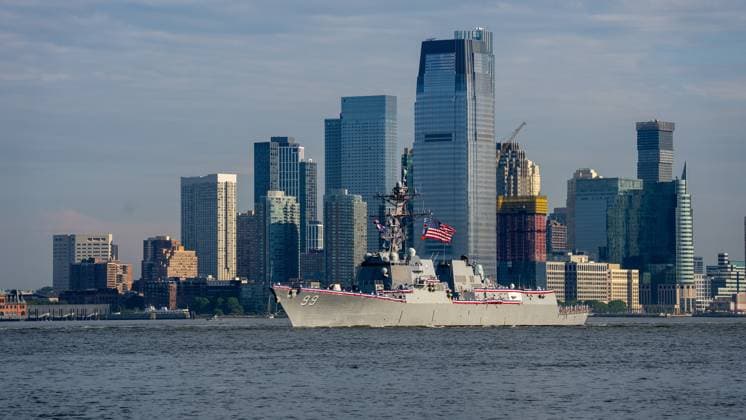 RECORD DATE NOT STATED USS Farragut (DDG-99) Passes Manhattan and the Statue of Liberty Ahead of America s 250th Anniversary Celebration (NEW) USS Farragut (DDG-99) Passes Manhattan and the Statue of Liberty Ahead of America s 250th Anniversary Celebration. July 4, 2026, Governors Island, New York, USA. The USS Farragut (DDG-99), an Arleigh Burke-class guided-missile destroyer of the U.S. Navy, sailed past the Manhattan skyline and the Statue of Liberty as part of activities leading up to the celebration of the 250th anniversary of the United States. Credit: Jorge Estrellado Thenews2(Foto: Jorge Estrellado Thenews2 imago images) USS Farragut (DDG-99) Passes Manhattan and the Statue of Liberty Ahead of America s 250th Anniversary Celebration  Copyright: xJorgexEstrelladox
