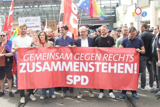 Elisabeth Kaiser, Thüringens Innenminister Georg Maier, Tim Klüssendorf und Bundesminister Carsten Schneider bei der Demonstration gegen den Bundesparteitag der AfD in Erfurt. Erfurt, 04.07.2026. An diesem Wochenende findet in Erfurt eine der größten Demonstrationen des Jahres statt, bei der zehntausende Menschen gegen den zeitgleich stattfindenden AfD-Bundesparteitag auf die Straße gehen. Unter den zahlreichen Demonstrierenden und Rednern des breiten zivilgesellschaftlichen Bündnisses befinden sich namhafte Spitzenpolitiker aus der Bundes- und Landespolitik, die ein starkes Zeichen für Demokratie und Vielfalt setzen. *** Elisabeth Kaiser, Thuringia’s Minister of the Interior Georg Maier, Tim Klüssendorf, and Federal Minister Ca Copyright: xAgenturxMatthiasxWehnertx xM.xGränzdörferx
