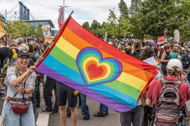 Regenbogenflagge mit Herz bei Hauptkundgebung gegen den AfD-Bundesparteitag an diesem Wochenende, Kundgebung des DGB und des Bündnisses Zusammenstehen, Zehntausende protestieren an der Messe Erfurt, wo der AfD Parteitag stattfindet, Erfurt, 4. Juli 2026 Deutschland, Erfurt, 4. Juli 2026, Regenbogenflagge mit Herz bei der Hauptkundgebung gegen den AfD-Bundesparteitag auf dem Erfurter Messegelände, Kundgebung organisiert vom DGB und dem Bündnis Zusammenstehen, Zehntausende protestieren an der Messe Erfurt, wo der AfD Parteitag stattfindet, Protestbewegung, Politik, Thüringen *** Rainbow flag with a heart at the main rally against the AfD national party convention this weekend; rally organized by the DGB and the Zusammenstehen alliance